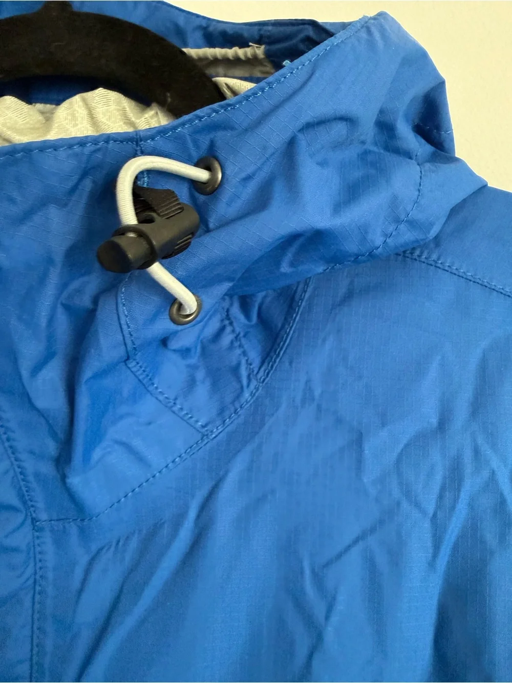 The North Face men’s blue raincoat/shell